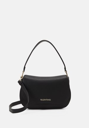 Borsa a spalla in pelle nera con forma curvata, caratterizzata da un top piatto, una maniglia corta e dettagli in metallo dorato. Il nome del marchio è impressodavanti.