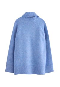 Blødt lysblå strikket sweater med høj ribbet krave, lange raglanærmer og bred ribbet kant på en ensfarvet hvid baggrund.
