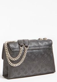 Šedá ražená kabelka s lesklým, texturovaným povrchem, s překlopným zavíráním a dvojitými stříbrnými řetězovými popruhy.