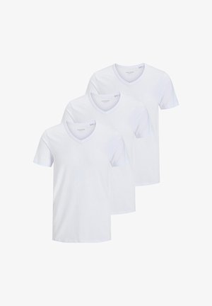 Tre magliette bianche semplici con scollo a V e maniche corte, disposte sovrapposte e mostrate su uno sfondo bianco.