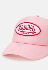 Ružičasta bejzbol kapa sa bijelom i crvenom izvezenom oznakom s natpisom "Von Dutch" i "Originals." Mrežasti stražnji dio i zakrivljeni vizir.