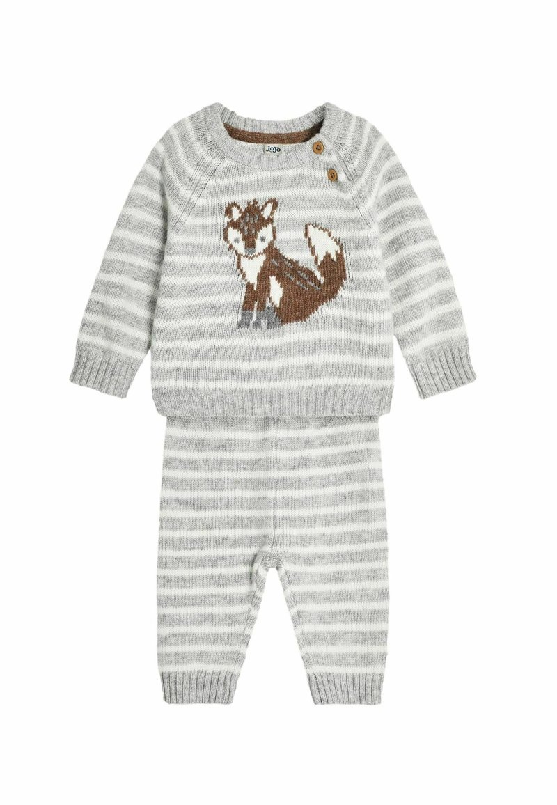 Set de pulover și pantaloni cu dungi gri, având un design tricotat cu o vulpe pe pulover. Materialul este moale, cu manșete cu nervuri și nasturi pe umăr.