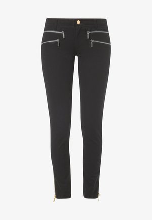 Schwarze Slim-Fit-Hose mit vier horizontalen silberfarbenen Reißverschlüssen nahe der Taille und goldfarbenen Reißverschlussdetails an den Beinabschlüssen.