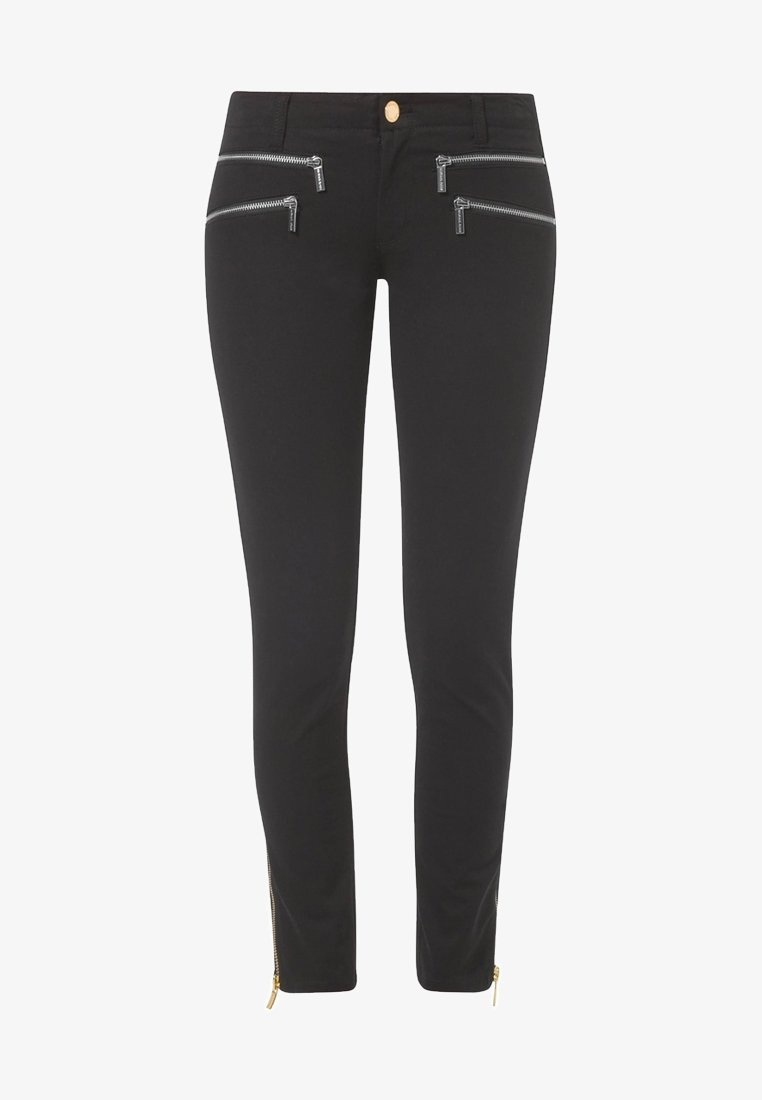 Pantalon slim noir avec quatre fermetures éclair horizontales en argent près de la taille et des détails de fermeture éclair dorés aux poignets des chevilles.