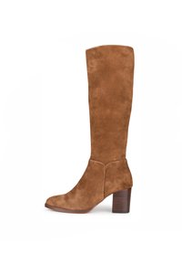 Botte en daim marron à hauteur de genou avec un talon carré. Texture lisse, design épuré et détail de surpiqûre sur les côtés.