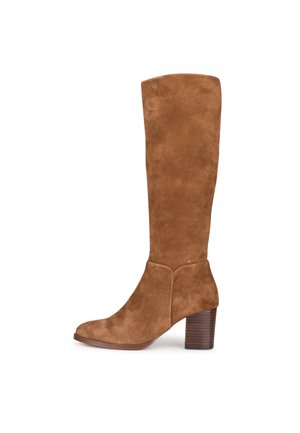 Botte en daim marron à hauteur de genou avec un talon carré. Texture lisse, design épuré et détail de surpiqûre sur les côtés.