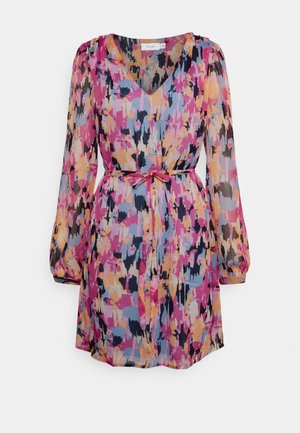Robe à manches longues en V avec un motif abstrait dans les tons rose, bleu, pêche et noir, dotée d'une ceinture à nouer à la taille et d'une jupe fluide.