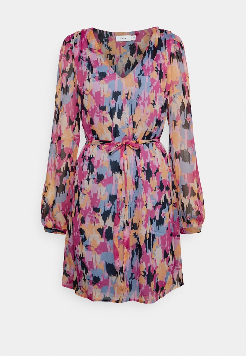 Robe à manches longues en V avec un motif abstrait dans les tons rose, bleu, pêche et noir, dotée d'une ceinture à nouer à la taille et d'une jupe fluide.