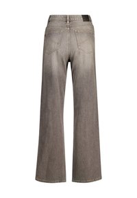 Jeans de mezclilla gris de pierna ancha con un acabado desvanecido, cinco bolsillos y un parche de cuero en la parte trasera. Corte recto de la cintura al bajo.