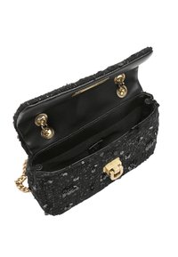 Czarna torebka z cekinami i złotymi elementami, wyposażona w łańcuszek i zapięcie na przekręcanie. Wnętrze z wieloma przegródkami.
