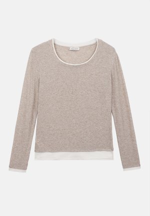 Lysebeige langærmet lagdelt top med rund halsudskæring og hvid inderlag synlig ved krave, manchetter og kant.