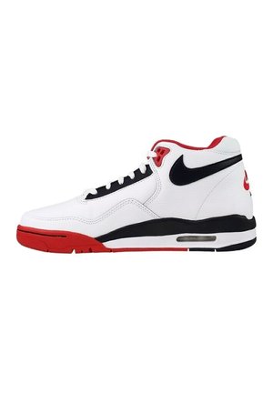 Baskets de sport blanches avec des accents rouges, logo Swoosh noir, col rembourré et finition texturée. Présente un amorti à air visible dans la semelle.