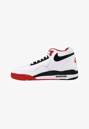 Baskets de sport blanches avec des accents rouges, logo Swoosh noir, col rembourré et finition texturée. Présente un amorti à air visible dans la semelle.
