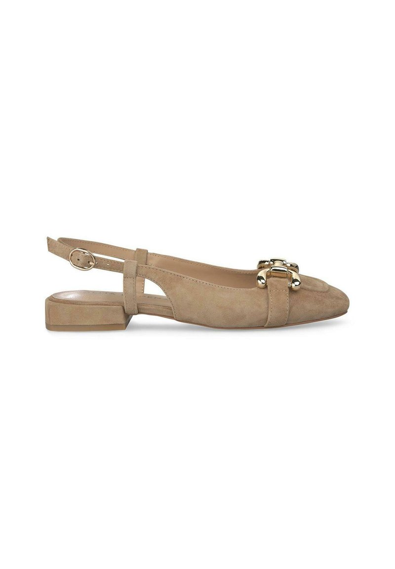 Beige Wildleder Slingback-Flats mit spitzem Zehenbereich, ausgestattet mit einer dekorativen goldenen Schnalle und einem niedrigen Blockabsatz. Verstellbarer Knöchelriemen.
