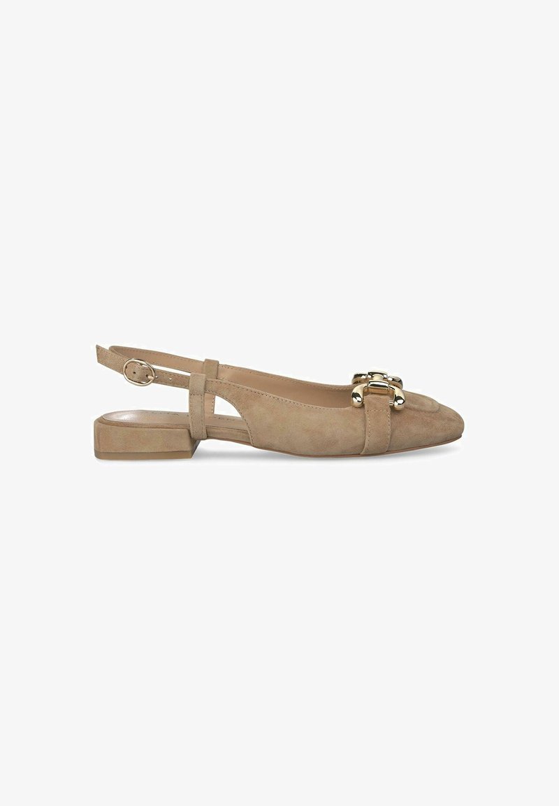 Beige Wildleder Slingback-Flats mit spitzem Zehenbereich, ausgestattet mit einer dekorativen goldenen Schnalle und einem niedrigen Blockabsatz. Verstellbarer Knöchelriemen.