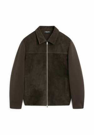 Mørkebrun ruskindjakke med strikkede ærmer, krave, frontlynlås og to skrålommer.