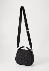Borsa a tracolla intrecciata nera con un design testurizzato, dotata di una tracolla regolabile e dettagli in hardware silver. Materiale morbido e resistente.