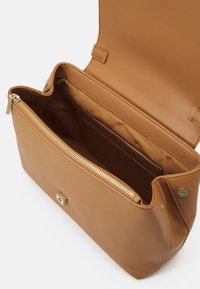 Hnědá kožená kabelka s hladkým povrchem, obsahující zipovou kapsu a vnitřní kapsu, s podšívkou značky a zlatým kováním.