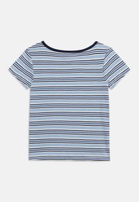 Κοντομάνικη μπλούζα με στρογγυλή λαιμόκοψη και οριζόντιες ρίγες σε αποχρώσεις του μπλε και του άσπρου, απλωμένη επίπεδα πάνω σε λευκό φόντο.