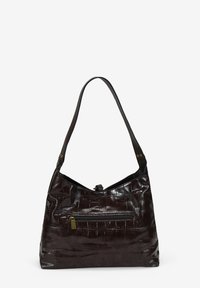 Bolso de mano de imitación cuero marrón oscuro con un patrón de cocodrilo texturizado, un bolsillo frontal con cremallera y una sola correa para el hombro que facilita el transporte.