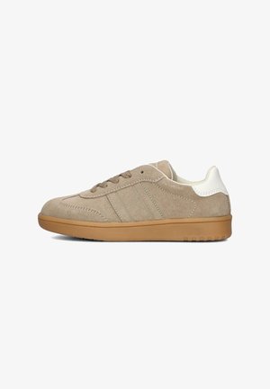 Baskets en suède beige avec un accent de talon blanc, des lacets texturés et une semelle en caoutchouc gum. Présente trois bandes tonales sur le côté.