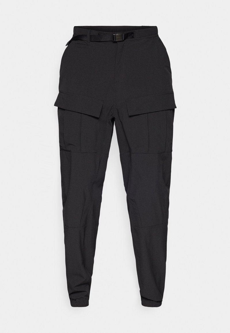 Czarne spodnie cargo wykonane z trwałego materiału, z wieloma dużymi kieszeniami, paskiem i zwężanymi mankietami przy kostce.