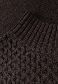 Fragment swetra w odcieniach brązu z teksturą, z prążkowanym dekoltem i wzorzystą częścią ciała, o miękkiej, puszystej strukturze.