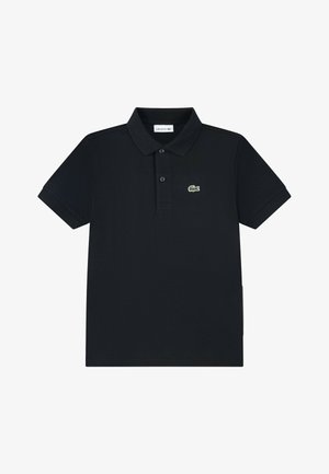 Sort polo t-shirt lavet af piqué-stof, med krave, korte ærmer, tre knapper og et grønt krokodille-logo på den øverste venstre side.