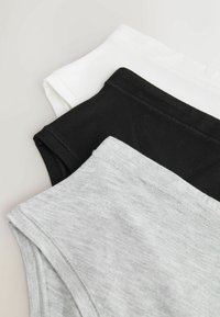 Trei maiouri fără mâneci în alb, negru și gri, realizate dintr-un material moale de bumbac cu o textură fină și un design simplu. Fiecare are un decolteu rotund.