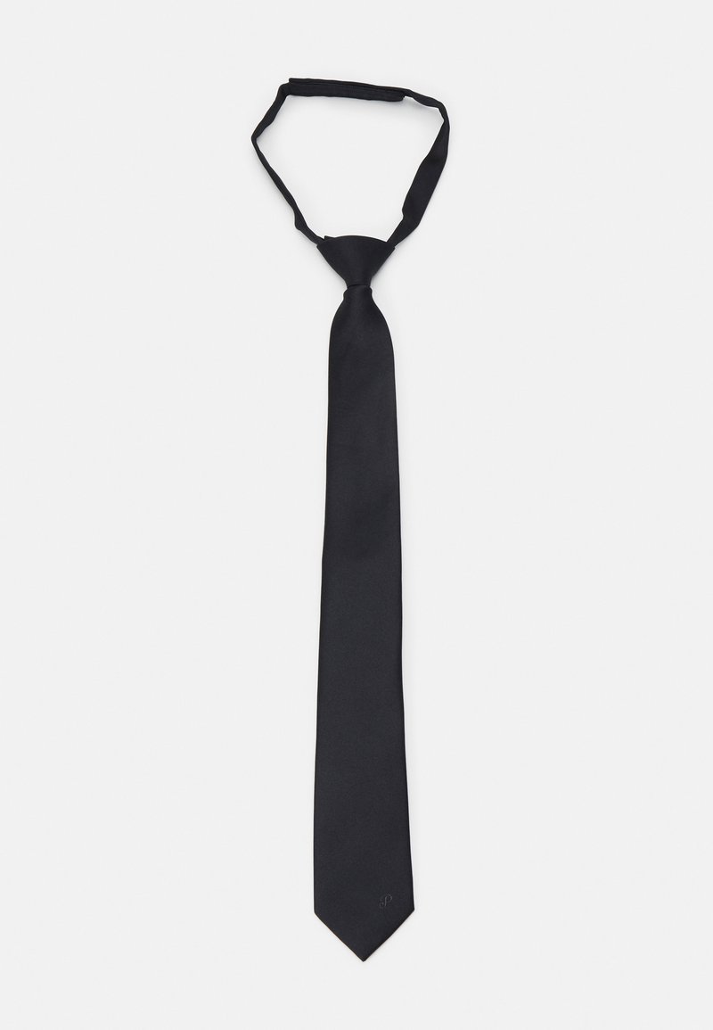 Cravate en soie noire avec une texture lisse, forme allongée, largeur étroite et pointe pointue ; présente un logo de marque discret près de la pointe.