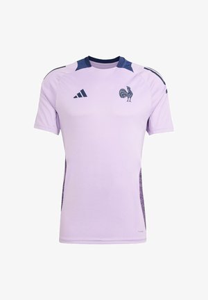 Svetlofialový športový dres s krátkymi rukávmi, námornícke akcenty na pleciach a logo kohúta na hrudi. Vyrobený z priedušného materiálu.