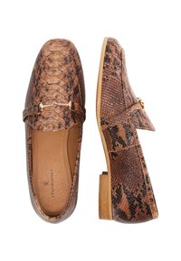 Bruine loafers met slangenprint, een gestructureerde buitenkant, goudkleurige hardware-details en een lage houten hak. Glad binnenvoering.
