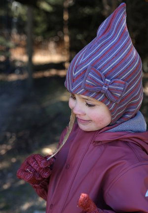 Pălărie cu dungi roșii, mov și gri, decorată cu o fundă. Subiectul poartă o haină bordo și mănuși roșii texturate, ținând o pană.