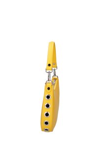 Sac à main en cuir jaune avec une texture lisse, de forme rectangulaire, et un côté comportant six œillets métalliques ainsi qu'une anse supérieure.