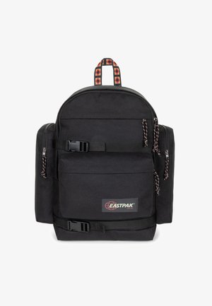 Zaino in tessuto nero con design ergonomico arrotondato, scomparti con doppia cerniera e dettagli a strisce intrecciate sulla maniglia.