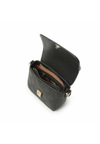 Borsa a tracolla in pelle nera con motivo geometrico in rilievo, minuteria dorata, chiusura magnetica e diversi scomparti interni.