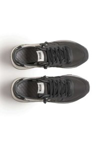 Sneaker sportive nere con una superficie liscia, suola testurizzata, accenti bianchi e lacci spessi. Presentano un logo sulla linguetta e una soletta decorata.