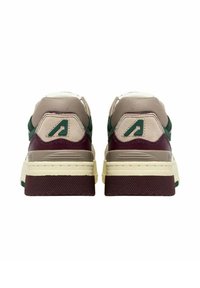 Sneaker in peluche con una combinazione di colori beige, verde e borgogna; colletto imbottito, suola intermedia testurizzata e materiali a strati in suede e rete.
