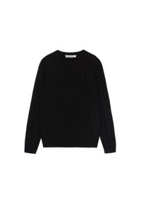 Černý svetr s kulatým výstřihem vyrobený z pletené látky, má dlouhé rukávy a malé logo na hrudi. Jednoduchý design bez dalších vzorů.