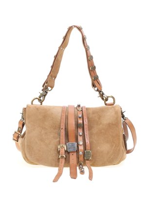 Borsa a tracolla beige in camoscio con cinturini decorativi in pelle, fibbie e borchie in metallo e una tracolla larga con attacchi a fibbia in metallo.