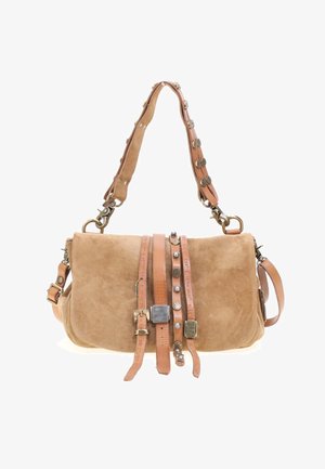 Beżowa zamszowa torebka z ozdobnymi skórzanymi paskami z metalowymi klamrami i ćwiekami oraz szerokim paskiem na ramię z metalowymi zaczepami.
