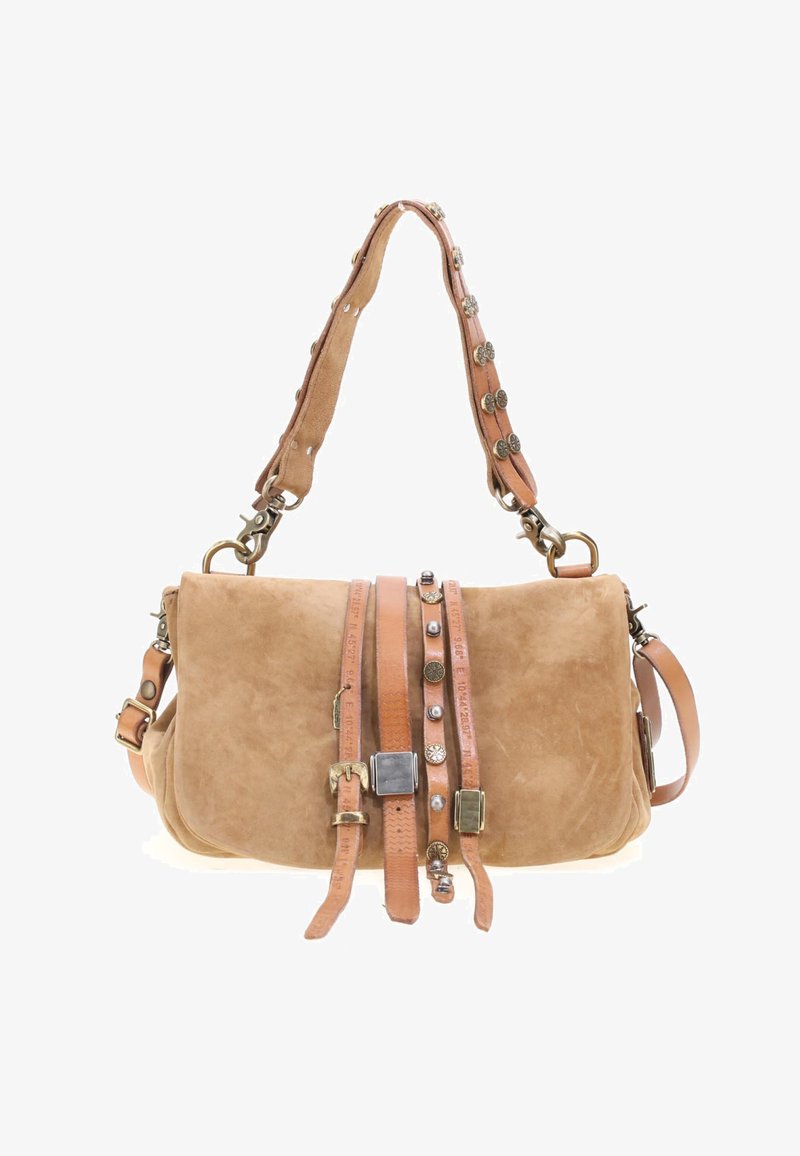 Sac à main en daim camel avec des sangles en cuir décoratives ornées de boucles métalliques et de rivets, et une large bandoulière avec des attaches métalliques.