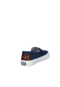 Scarpa slip-on in tela blu navy con dettagli in pelle marrone. Presenta una suola in gomma bianca e un interno a strisce, con cuciture dettagliate sul tallone.