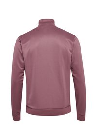 Mellemlang pullover jakke i afdæmpet mauve, med høj krave, lange ærmer, glat tekstur og ribbede manchetter og kant.