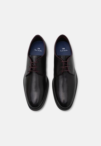 Schwarze Leder-Dressschuhe mit einer glatten Oberfläche, runder Zehenpartie und kontrastierenden burgunderfarbenen Schnürsenkeln. Sie verfügen über eine gepolsterte Innensohle und ein elegantes Design.