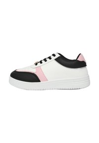 Białe i czarne sneakersy z różowymi akcentami, gładki syntetyczny materiał, płaska podeszwa, zaokrąglony czubek i czarne sznurowadła. Charakteryzują się prostym wzornictwem.