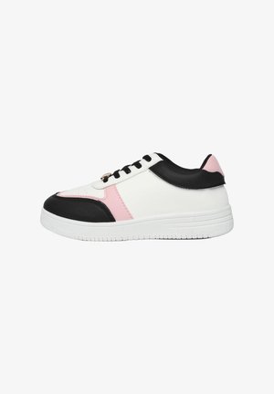 Białe i czarne sneakersy z różowymi akcentami, gładki syntetyczny materiał, płaska podeszwa, zaokrąglony czubek i czarne sznurowadła. Charakteryzują się prostym wzornictwem.