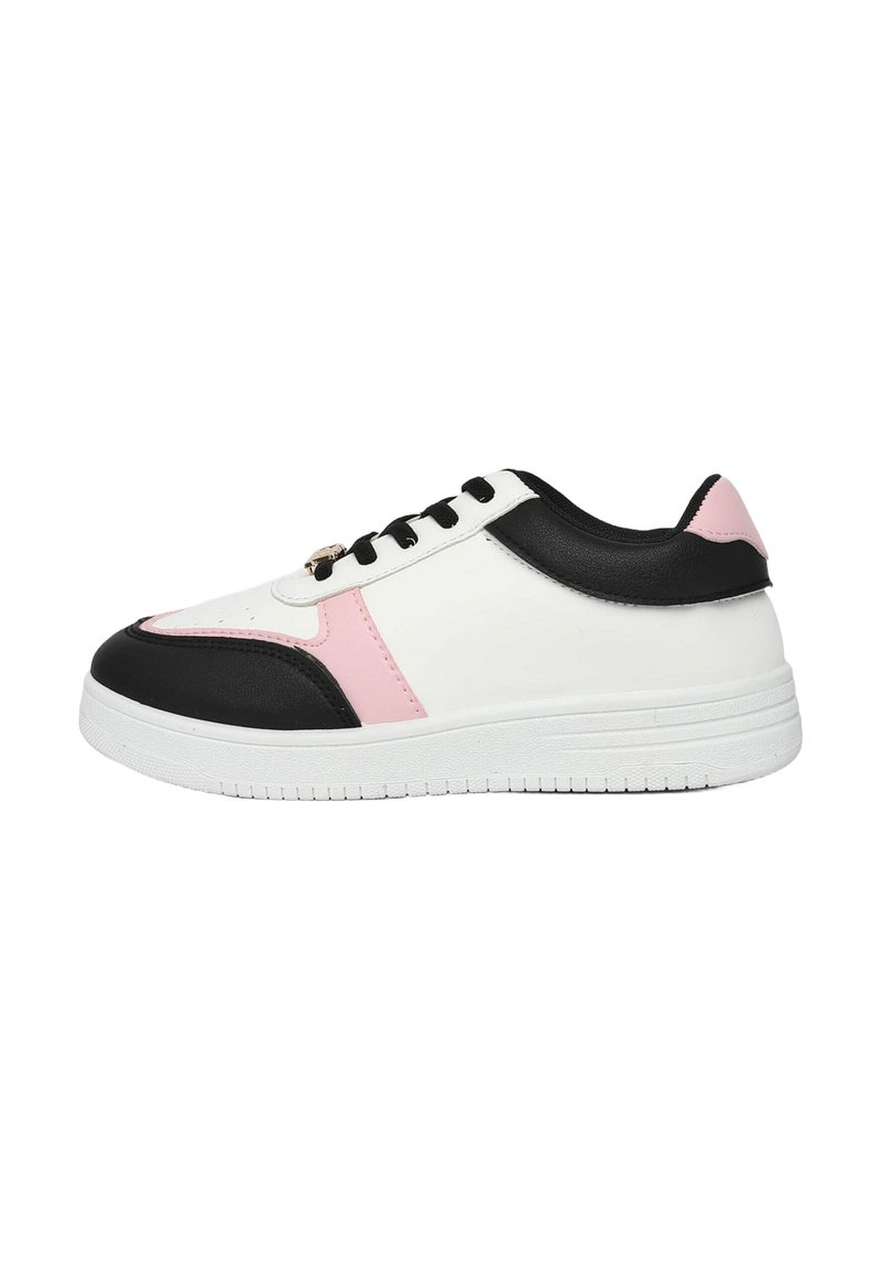 Białe i czarne sneakersy z różowymi akcentami, gładki syntetyczny materiał, płaska podeszwa, zaokrąglony czubek i czarne sznurowadła. Charakteryzują się prostym wzornictwem.