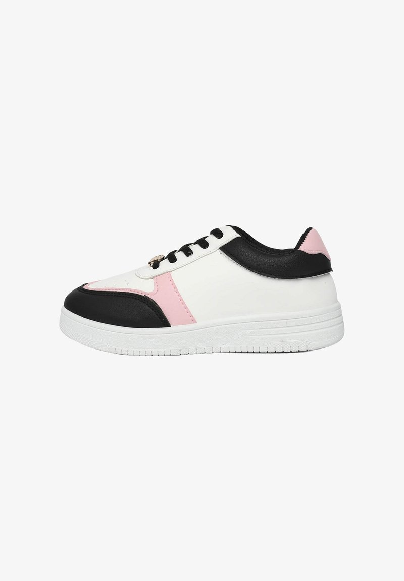 Białe i czarne sneakersy z różowymi akcentami, gładki syntetyczny materiał, płaska podeszwa, zaokrąglony czubek i czarne sznurowadła. Charakteryzują się prostym wzornictwem.