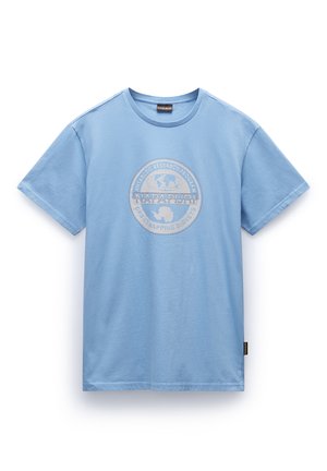 Lichtblauw katoenen T-shirt met korte mouwen, een ronde halslijn en een ronde logoafbeelding op de voorkant met geografische elementen.